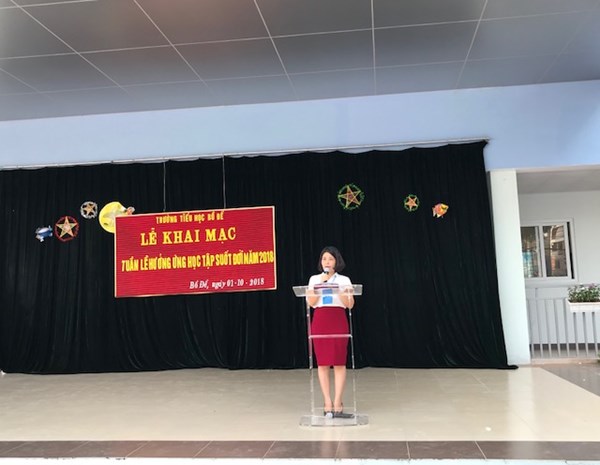 Cô Lê Thị Chung- bí thư chi bộ, HT nhà trường khai mạc buổi lễ